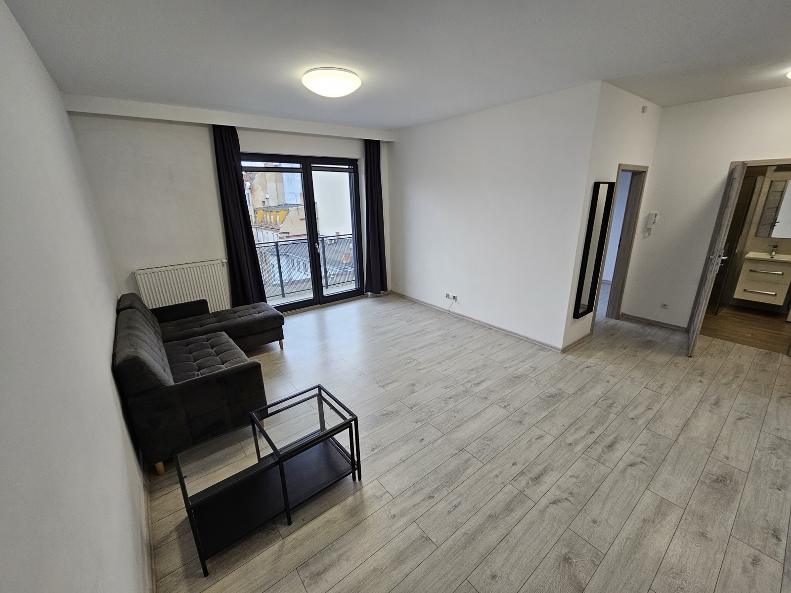 Salon – kanapa i balkon