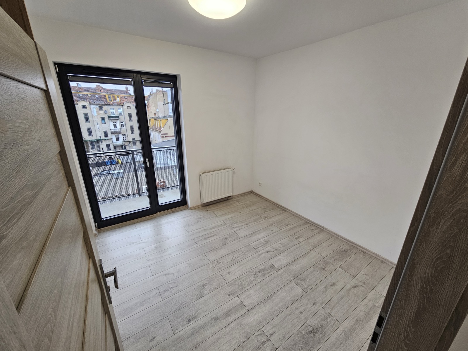 Sypialnia – szafa i balkon