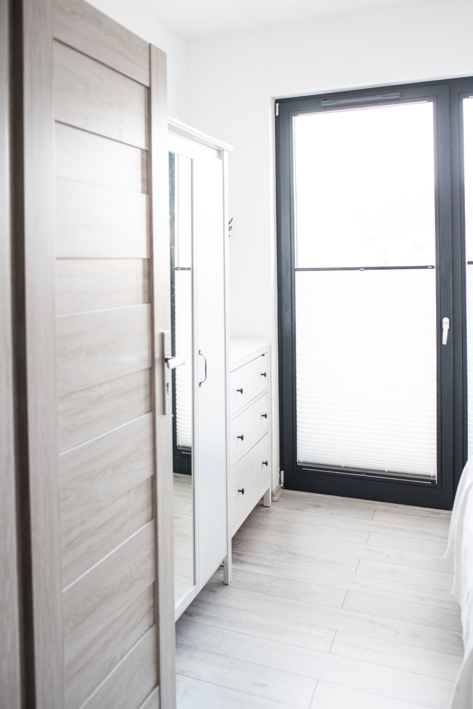 Sypialnia – szafa i komoda