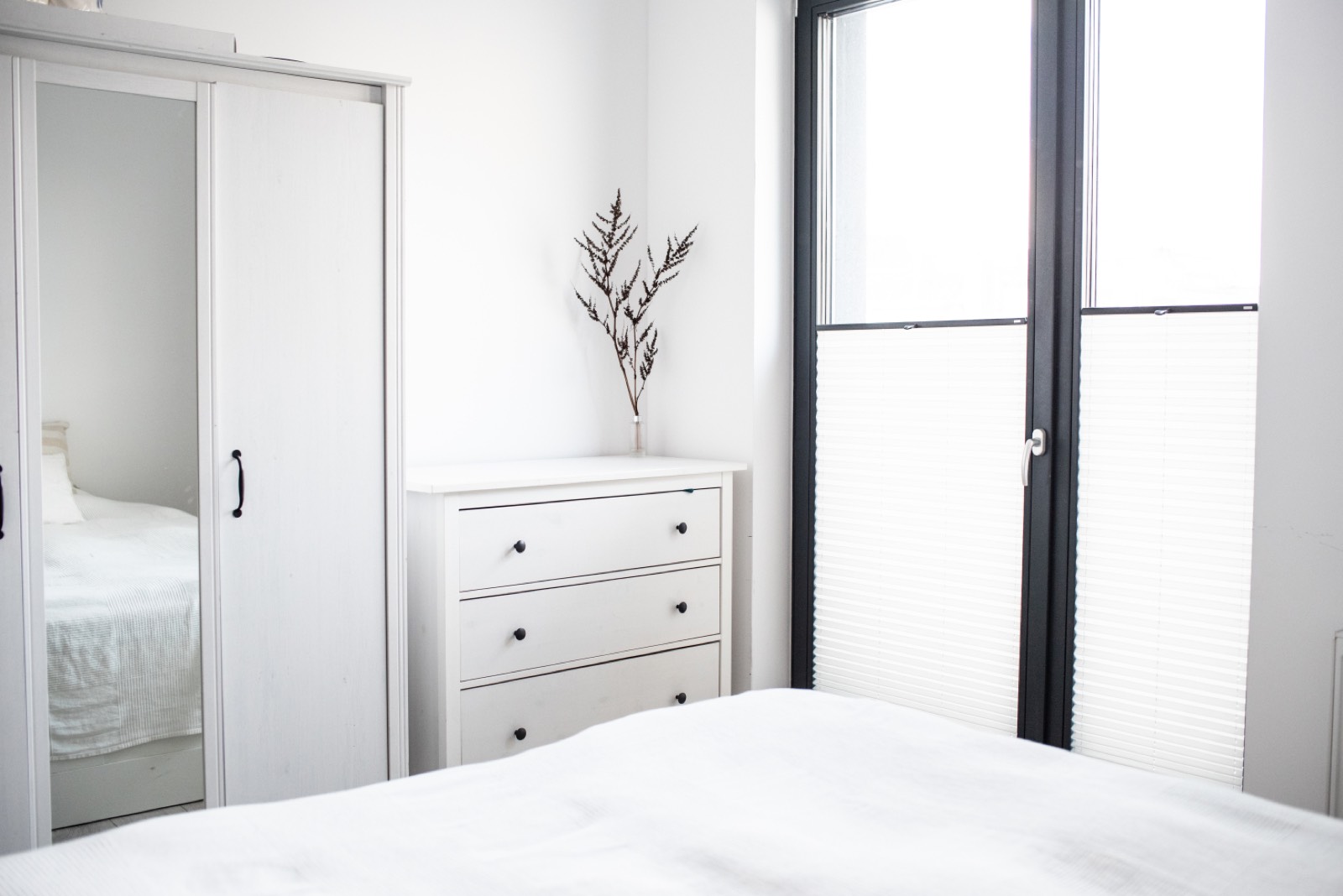 Sypialnia – łóżko i szafa