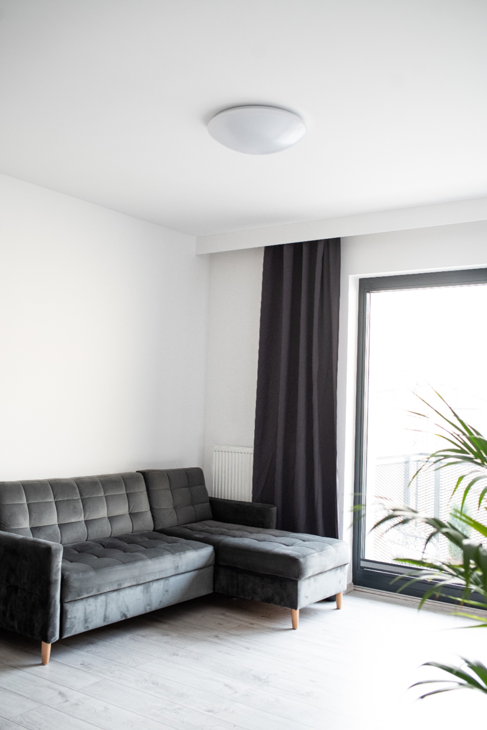 Salon – kanapa z widokiem na balkon